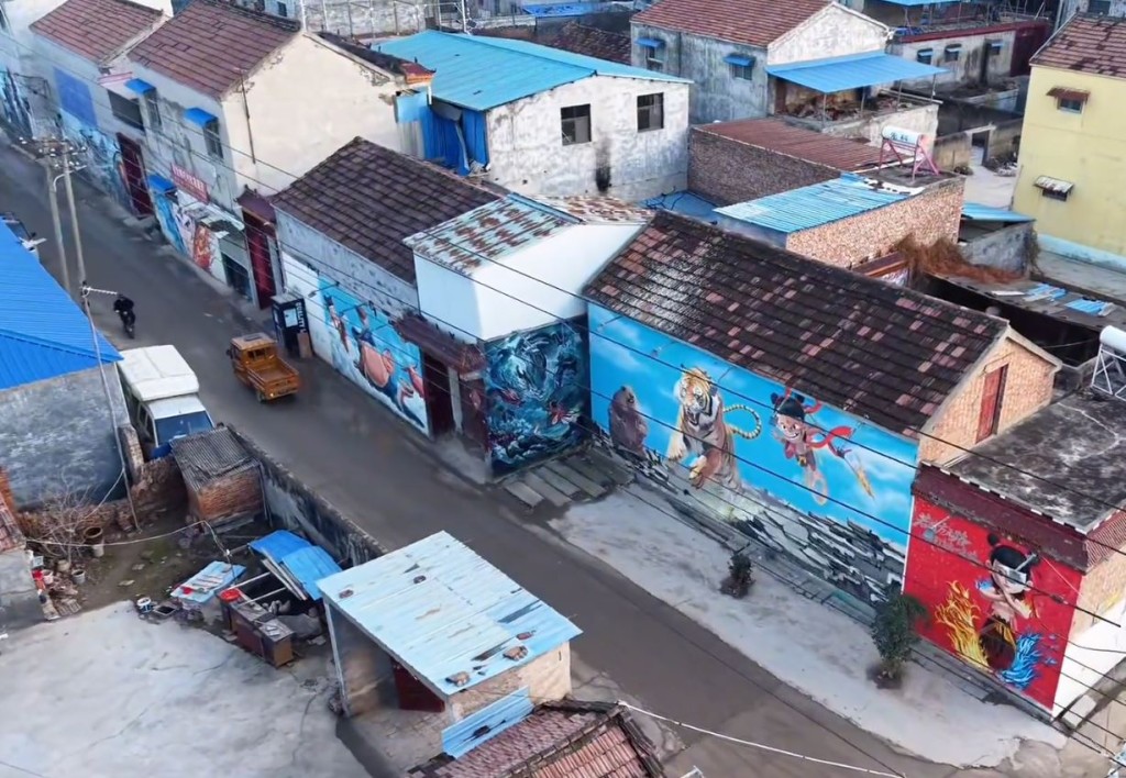 吳承言的巨型牆畫，令小村變網上景點，元旦吸客逾24萬。抖音＠大兵(商丘航拍古城) 