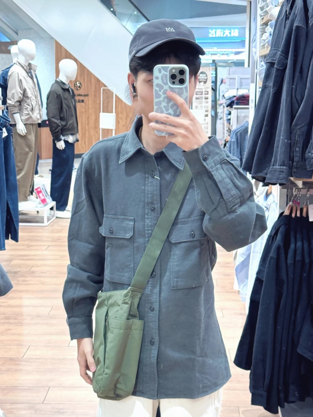 UNIQLO工装衫配斜孭袋秒变“红军装”,北京青年涌店打卡。 小红书 UNIQLO工装衫配斜孭袋秒变“红军装”,北京青年涌店打卡。 小红书
