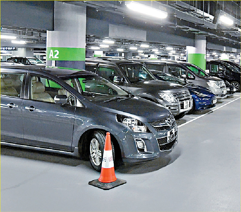 ■港人选择自驾北上，令香园围停车场连日爆满。
