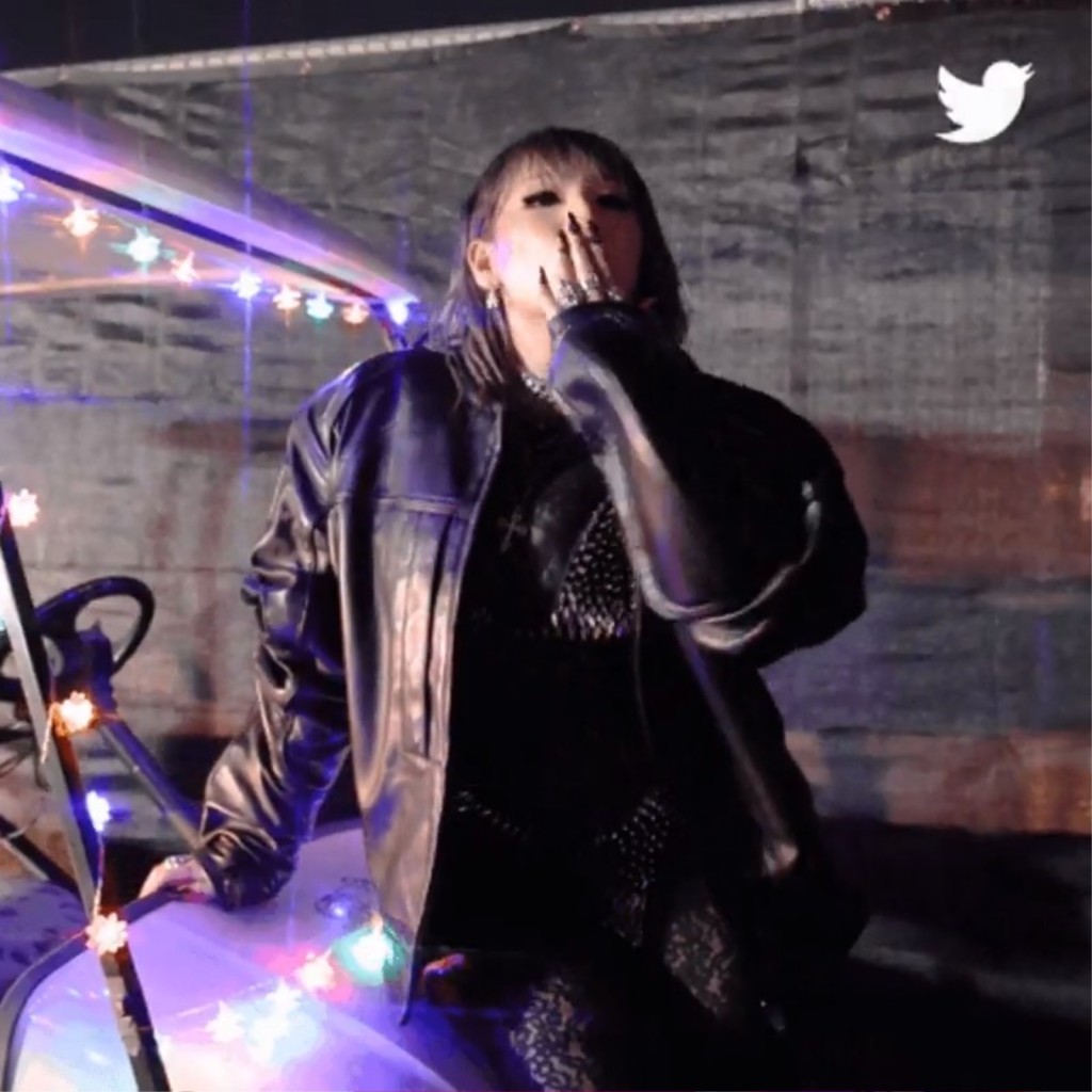 原本只有CL一個表演。