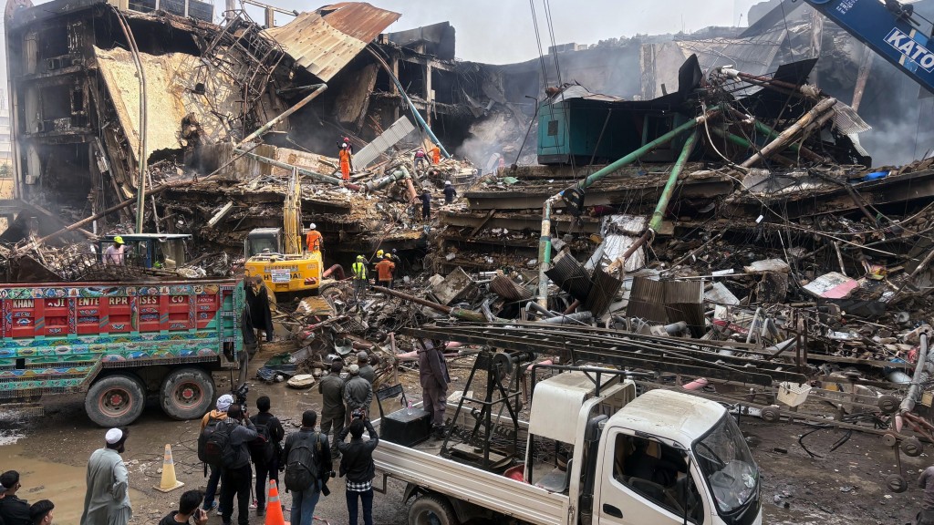 巴基斯坦商场大火烧24小时终扑灭。 美联社