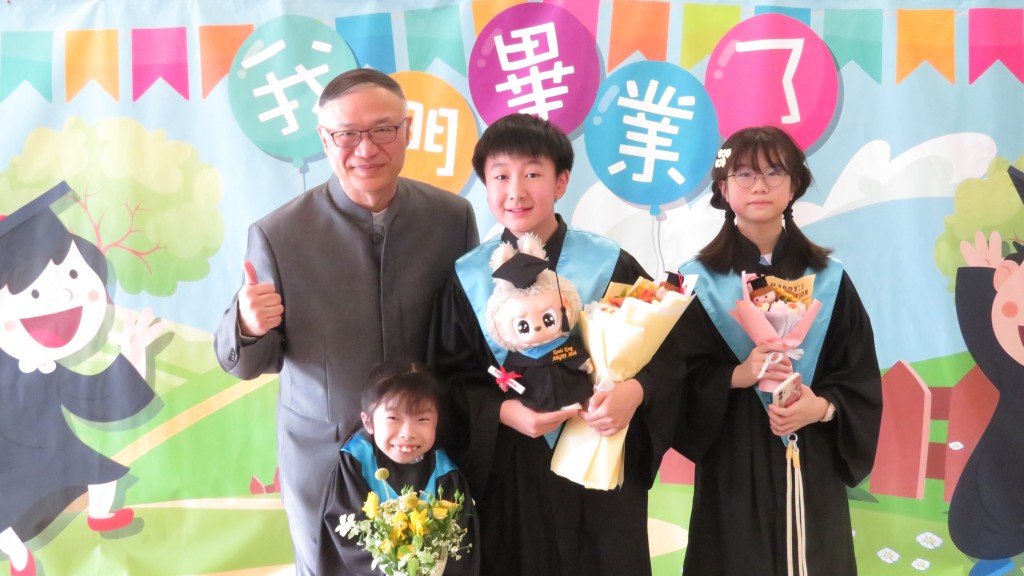 崔校長跟同學們感情要好，畢業同學常回母校探望。（受訪者提供） 