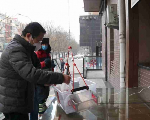 北京网红炸糕店，推出「荡秋千」零接触售卖方式。