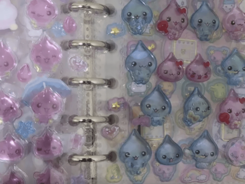 日本近日掀起一股瘋狂的「水晶貼紙」搶購潮,一種名為「Bonbon Drop」的立體貼紙因質感剔透如糖果,深受各年齡層喜愛,導致全日文具店及書店全線斷貨。 日本近日掀起一股瘋狂的「水晶貼紙」搶購潮,一種名為「Bonbon Drop」的立體貼紙因質感剔透如糖果,深受各年齡層喜愛,導致全日文具店及書店全線斷貨。