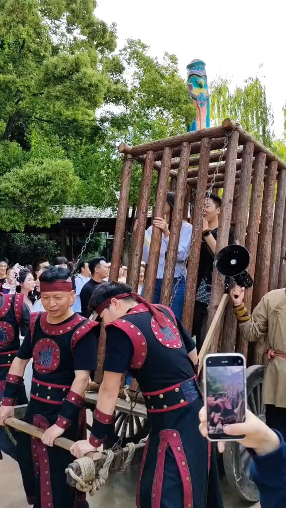 杭州宋城游客可坐囚车戴罪枷游街。抖音@叫我小欧同学