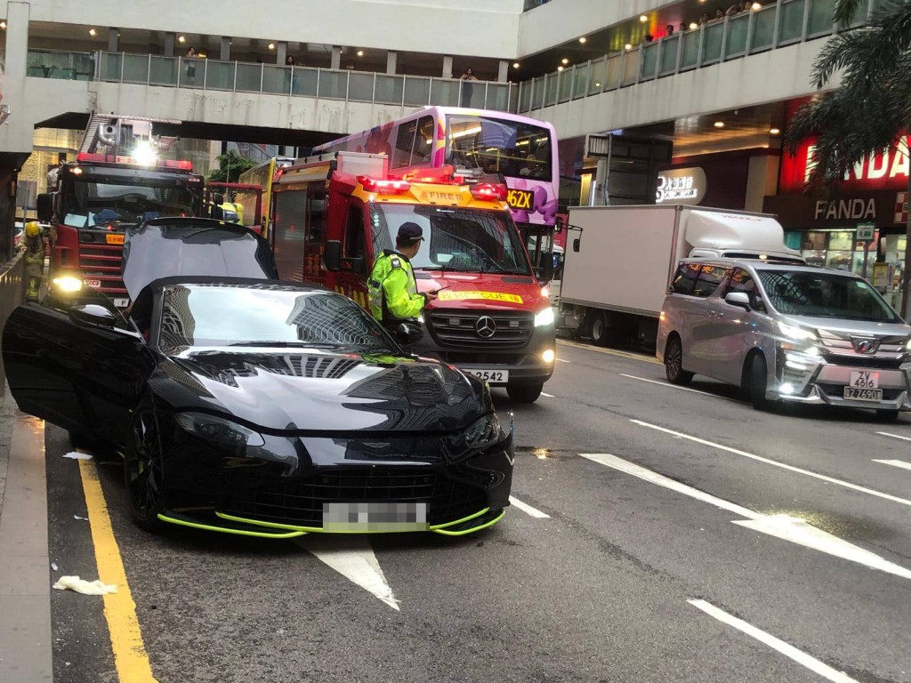 Aston Martin的跑車左邊車頭損毀。網上圖片 Aston Martin的跑車左邊車頭損毀。網上圖片