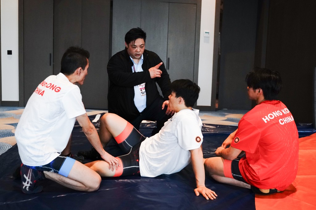 何仁傑總教練指導選手。 中國香港摔跤總會圖片