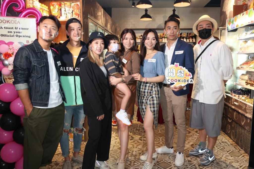 孫慧雪獲好友林秀怡、鄧伊婷和楊潮凱及老公(右1)撐場。