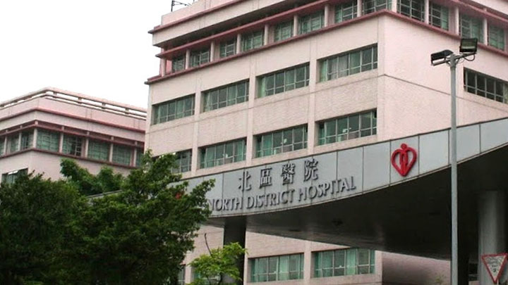 其中一名被撞鐵騎士由救護車送往北區醫院治理。資料圖片
