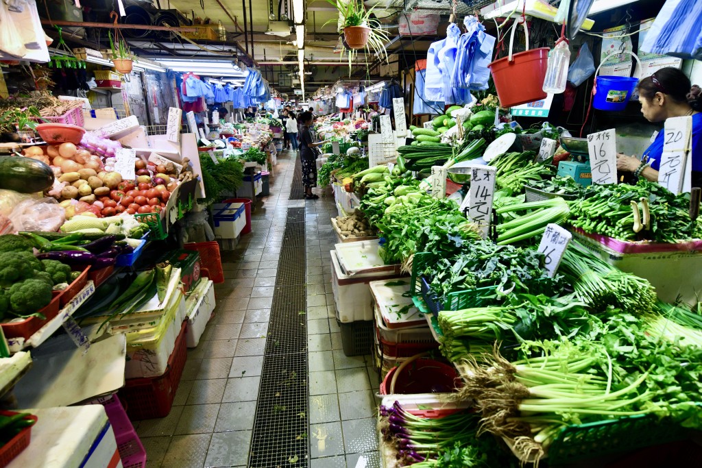 不少市民仍會到街市購買新鮮食材。曹露尹攝 不少市民仍會到街市購買新鮮食材。曹露尹攝
