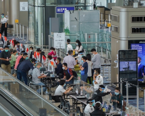 機場中場客運大樓改造成臨時樣本採集中心。香港機場網站