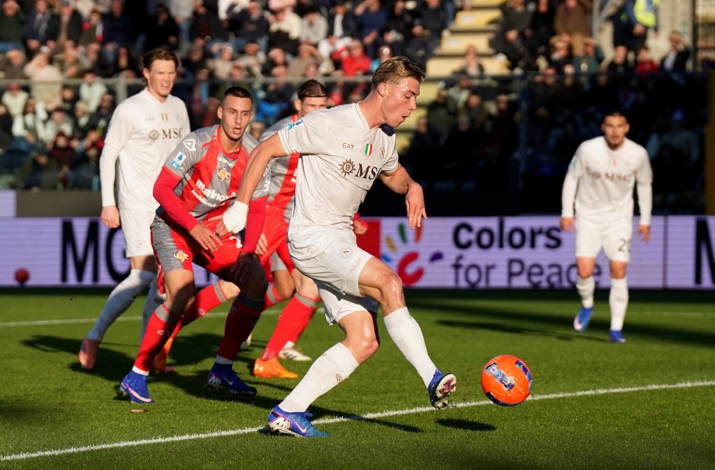 海倫今場以右腳梅開二度。路透社