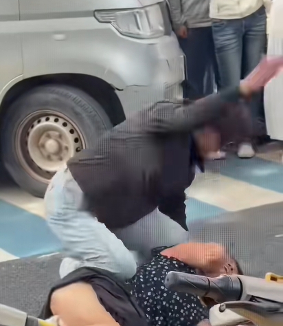 河北婦遭當街毆打強脫褲。