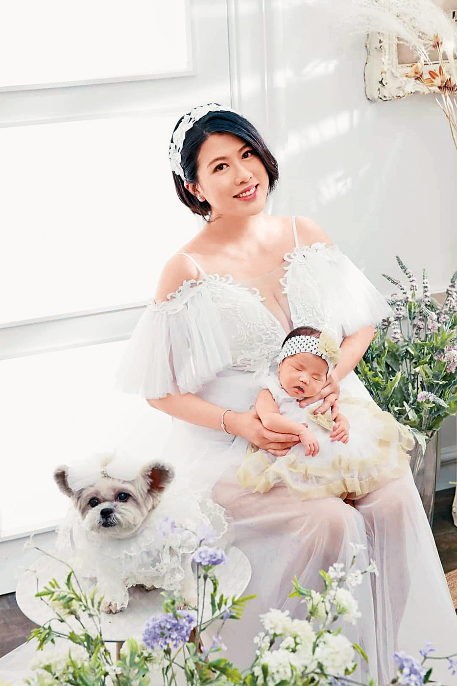 行姐抱可愛B女拍寫真照，愛犬都有入鏡。