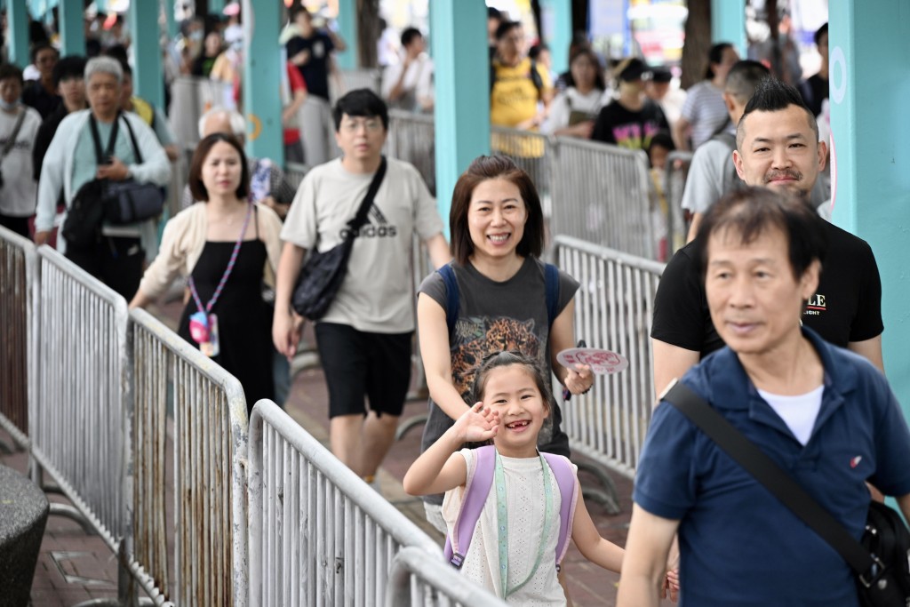 大批市民成群結伴排隊搭船,現場架設鐵馬。蘇正謙攝 大批市民成群結伴排隊搭船,現場架設鐵馬。蘇正謙攝