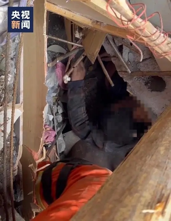 救援人員陸續發現被掩埋民眾。央視