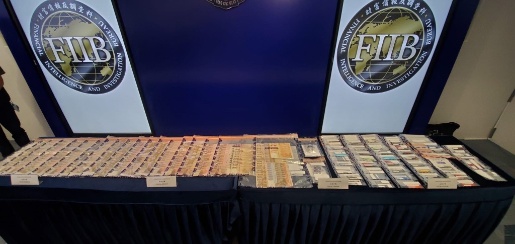 警方檢獲現金及提款卡等證物。楊偉亨攝