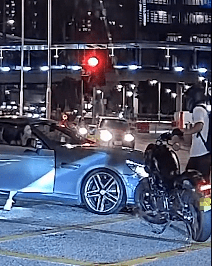 私家車女司機落車查看。fb：香港突發事故報料區