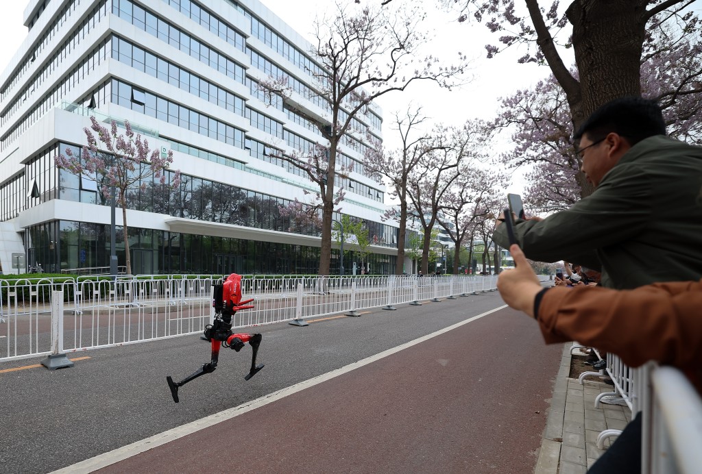 第二届北京亦庄机械人半程马拉松昨日举行。中新社