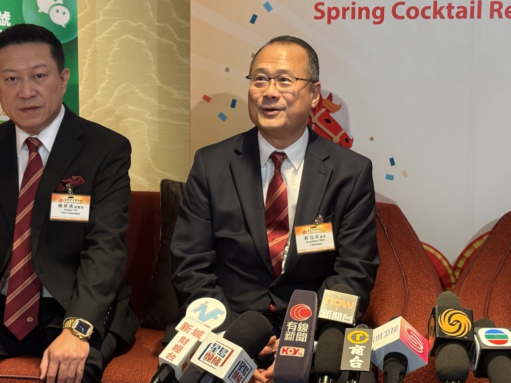 中總主席蔡冠深表示,新一年中總將扮演好工商界與政府溝通橋樑。 中總主席蔡冠深表示,新一年中總將扮演好工商界與政府溝通橋樑。