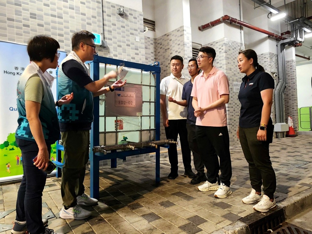 皇后山邨各座及山麗苑外已放水箱。劉國勳FB 皇后山邨各座及山麗苑外已放水箱。劉國勳FB