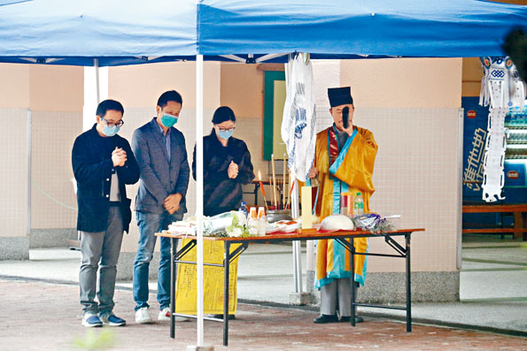 ■「東華」李東海小學女教師林麗棠墮樓身亡，家屬在校內為死者打齋超度，上香致祭。