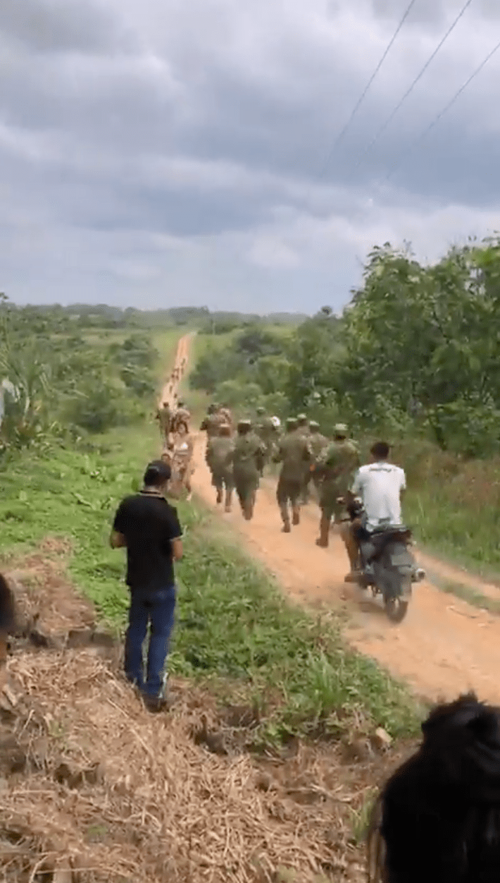 大批救援人員趕赴墜機現場。X@BluRadioCo