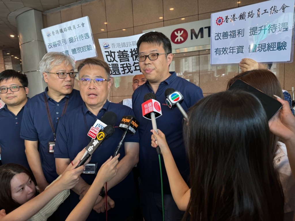 香港鐵路工會聯合會會務主任兼發言人林偉強(左三)表示，對結果「不可以話唔滿意，的確係有改進」。