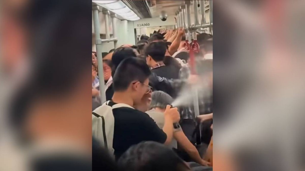 有男子在廣州地鐵3號線車箱內亂噴辣椒水，多名乘客中招造成混亂。