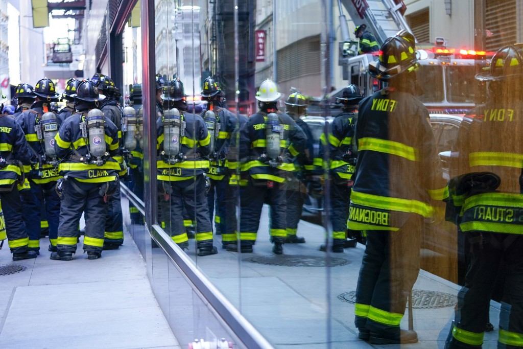 纽约曼哈顿多层停车场倒塌，消防人员已救出多名伤者。AP/路透