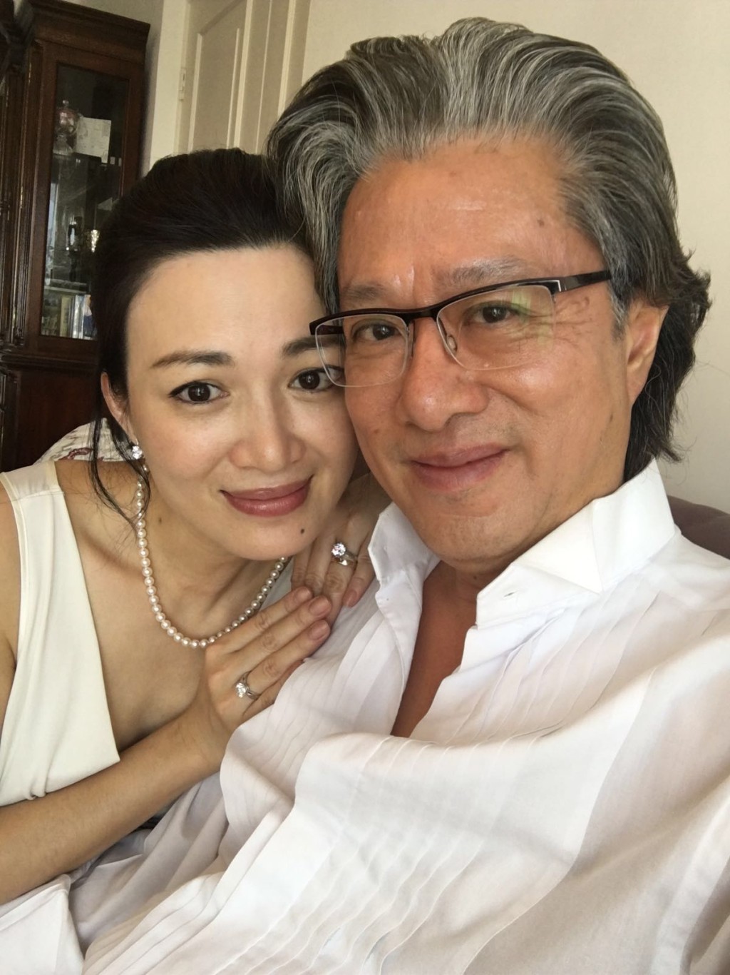 陳少霞離婚後再嫁，在2016年與現任8億富商老公李文輝結婚。