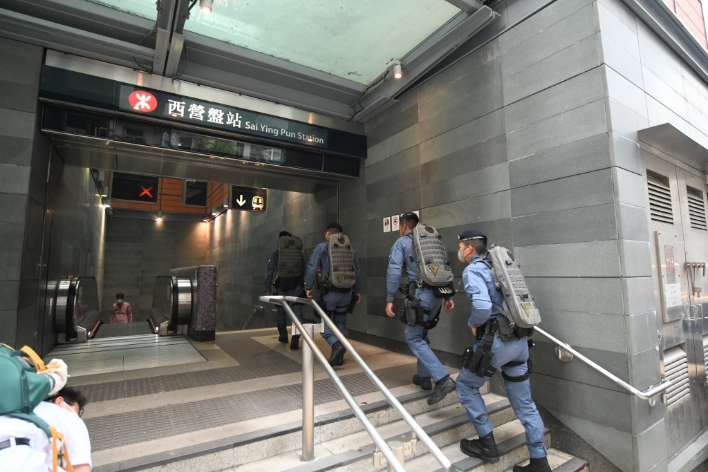 警方反恐人员一行人步进港铁西营盘站。(伍明辉摄)