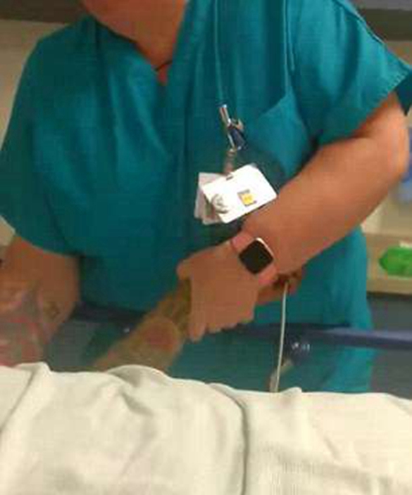 凱斯特拉抓着巴德韋爾的手臂,試圖強迫他坐起來。