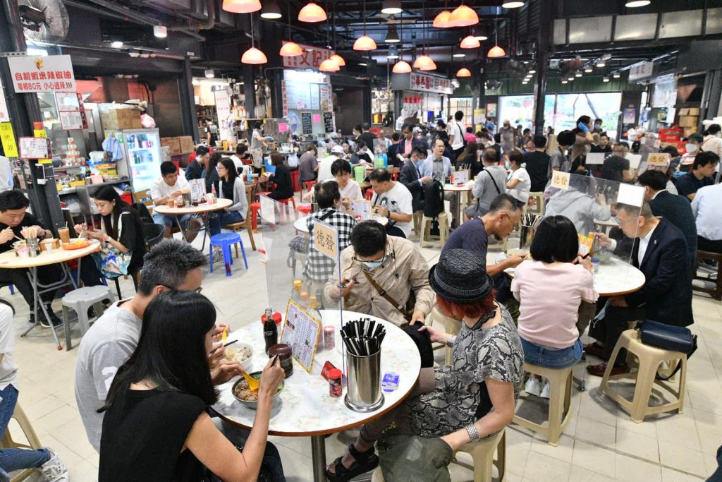 食肆維持不多於4人一桌。