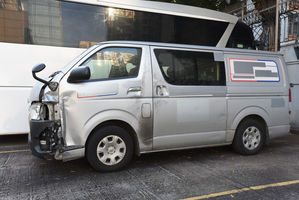 涉事輕型貨車車頭嚴重損毀。黃文威攝