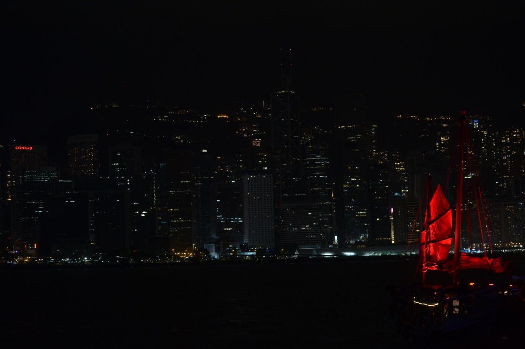 維港兩岸商廈響應「熄燈一小時」 。