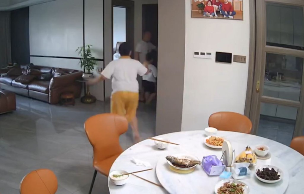 「幹飯哥」逃生不忘多扒兩口飯的趣怪模樣，在網上爆紅。抖音＠洋洋