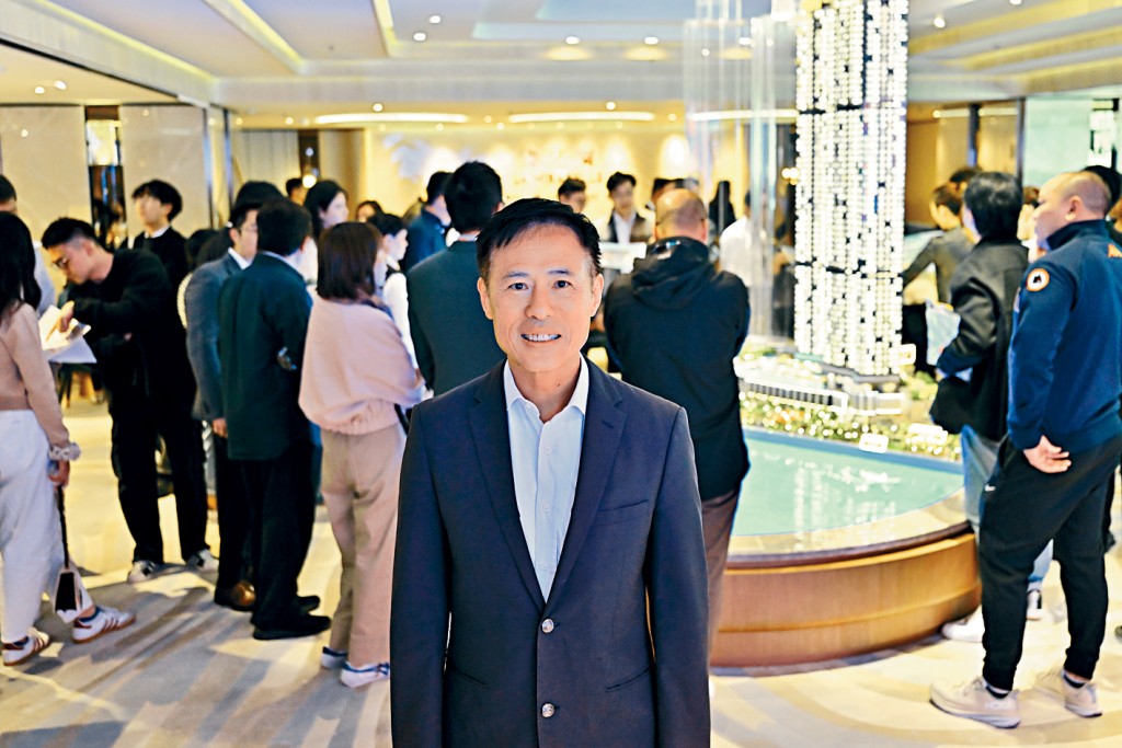 海瑅灣I示範單位吸引不少睇樓客參觀，不時出現排隊等候人龍。