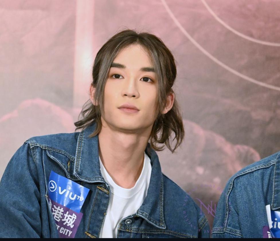 Nathan當時是《全民造星V》的十強之一。 Nathan當時是《全民造星V》的十強之一。