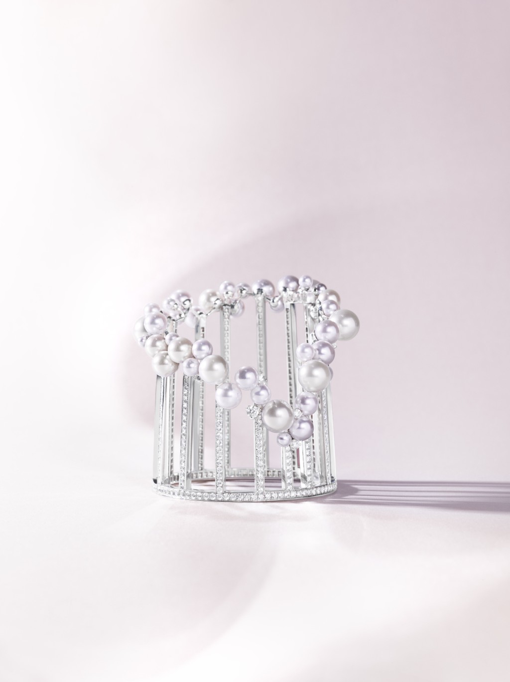 Creative Instinct系列手鐲以流綫型設計，南洋珍珠拼以淡粉色Akoya珍珠，呈現海面的泡沫感。