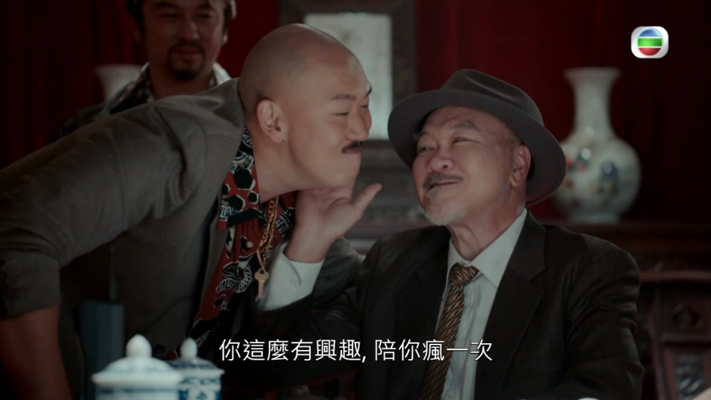 昨晚（18日）饰演社团老大「屠伯全」的郑恕峰（右）出场。