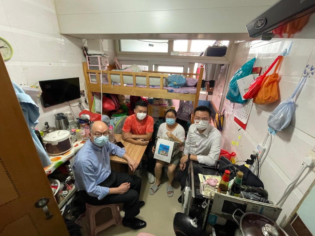 陳帆與鄭泳舜向基層送上福袋。鄭泳舜FB