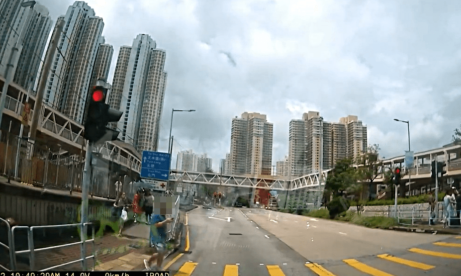 男子邊看手機邊過馬路。fb： 交通意外求片區