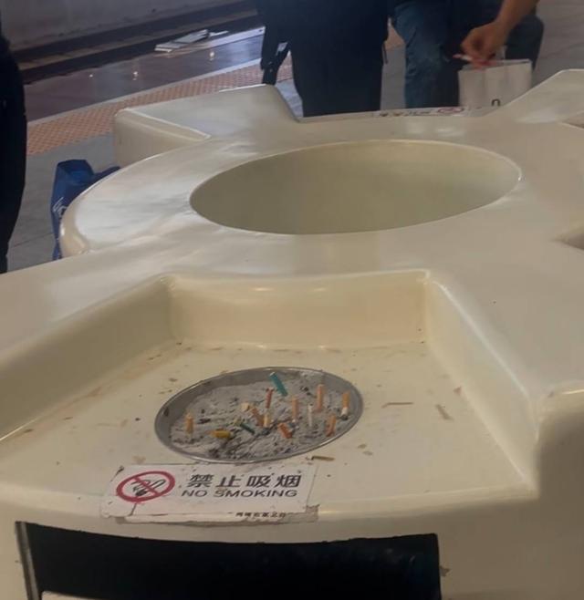 寧波站站內禁煙標誌和煙灰缸並置。封面新聞 寧波站站內禁煙標誌和煙灰缸並置。封面新聞