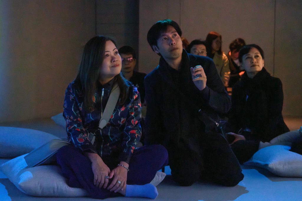 香港藝術館首度策展,以「延音」(Fermata)為題,呼應雙年展「In Minor Keys」(小調)的主題,展出藝術家伍韶勁(Kingsley)與許開嬌(Angel)的作品。 香港藝術館首度策展,以「延音」(Fermata)為題,呼應雙年展「In Minor Keys」(小調)的主題,展出藝術家伍韶勁(Kingsley)與許開嬌(Angel)的作品。