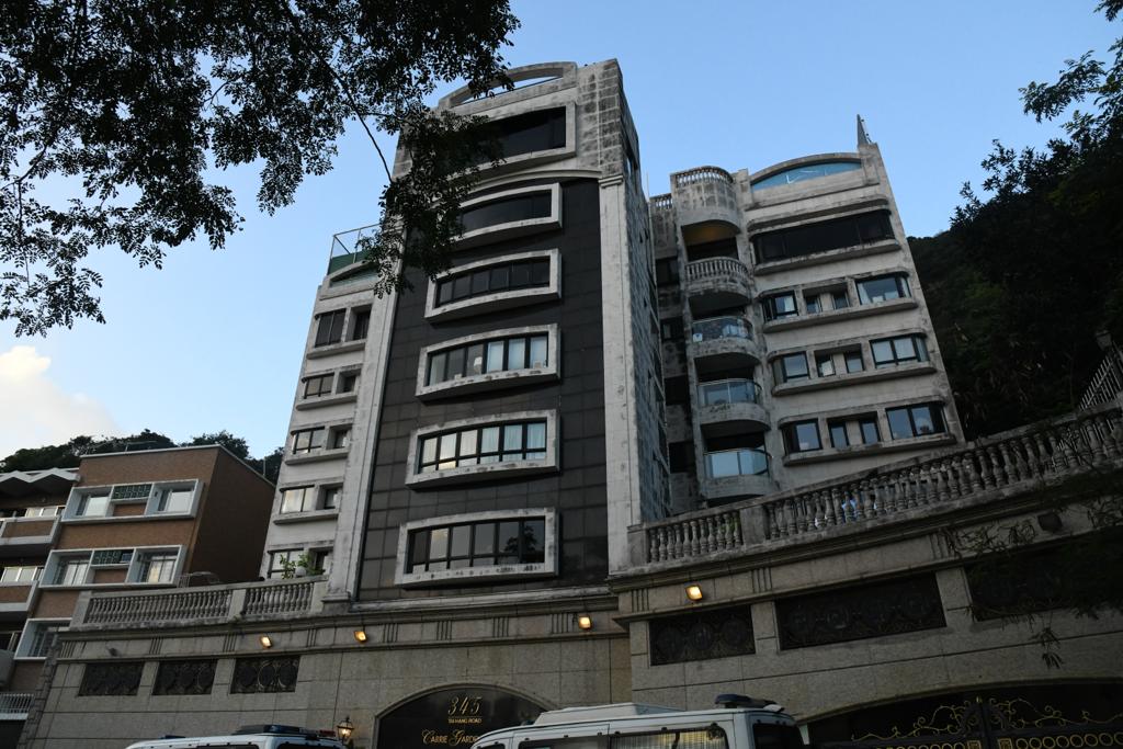 消息指，郭富城原本居于大厦的顶层单位，因单位装修而暂住1楼。
