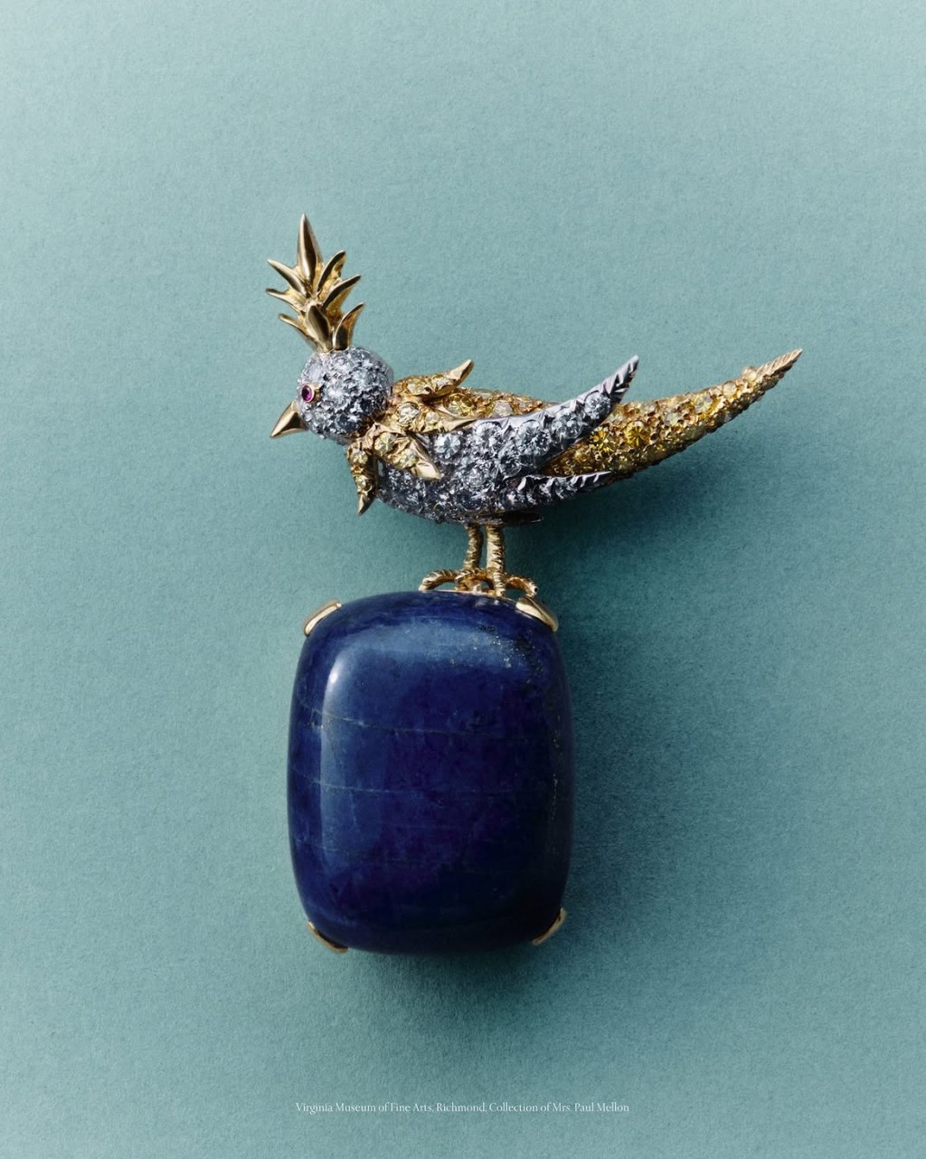首枚Bird on a Rock胸針於1965年面世，鉑金及黃金鳳頭鸚鵡，身上鑲嵌彩色鑽石及鑽石，俯身姿態站立於一枚青金石上。
