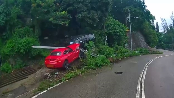 荃錦公路掛P牌跑車撞欄 剷上山坡撼停泊貨Van