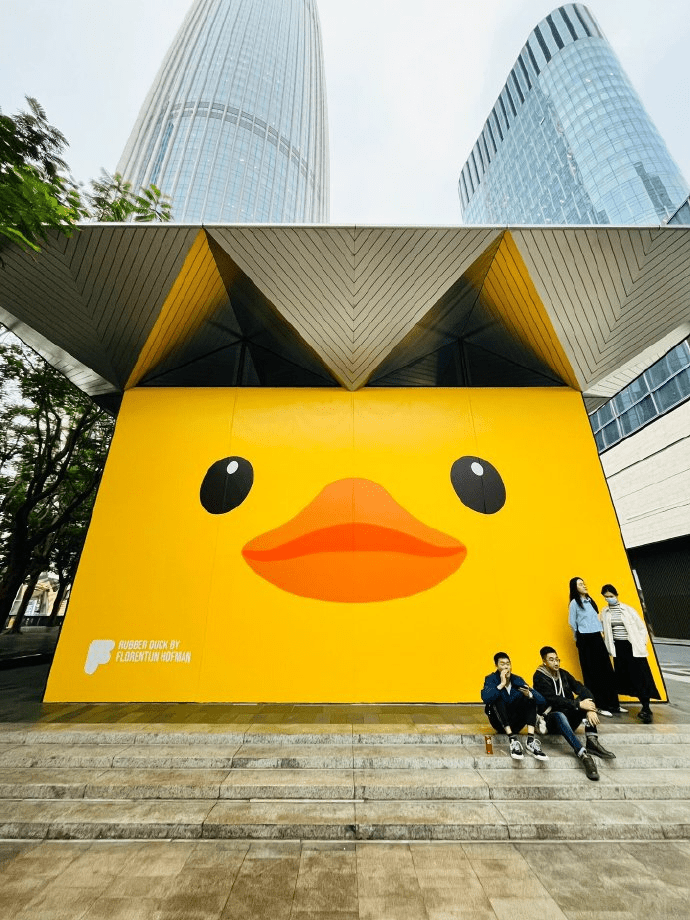 「2023深圳灣公共藝術季」，展出巨型大黃鴨。