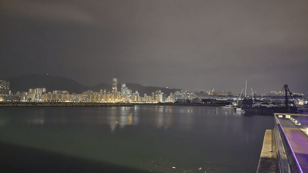 本港地區今日大致多雲，有一兩陣微雨。黎志偉攝